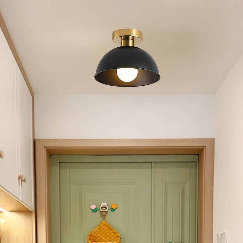 Plafond i matt metall med mässingsdetalj
