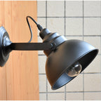 Vägglampa justerbar arm