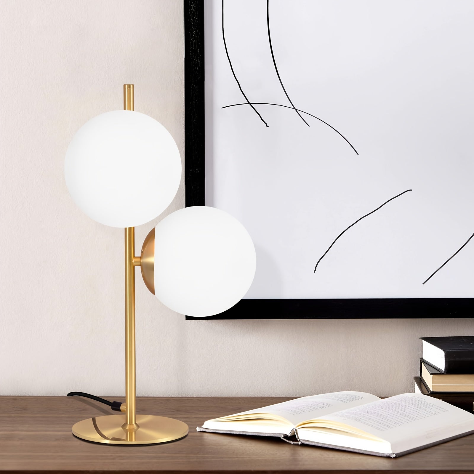 Bordslampa i mässing med vit glaskupa