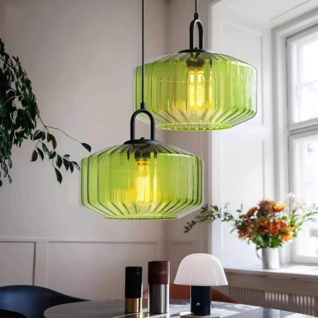 Taklampa i färgat räfflat glas