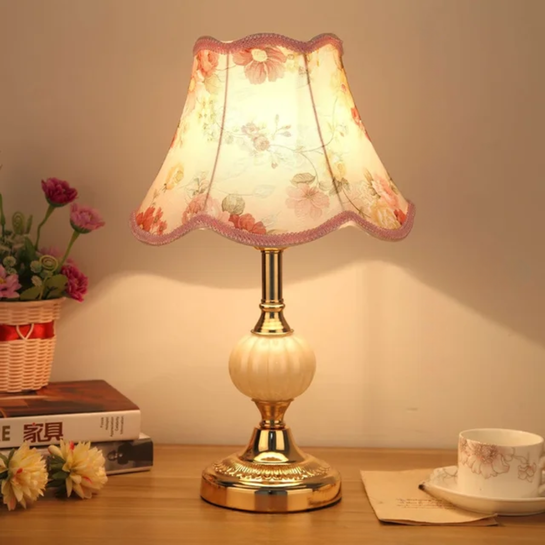 Bordslampa med blommönstrad skärm