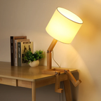 Bordslampa i trä med ställbara leder