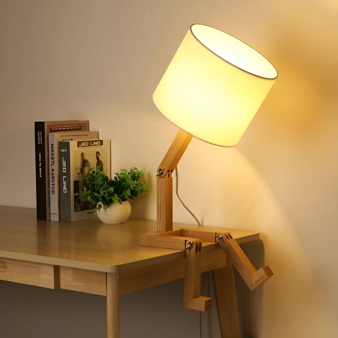 Bordslampa i trä med ställbara leder