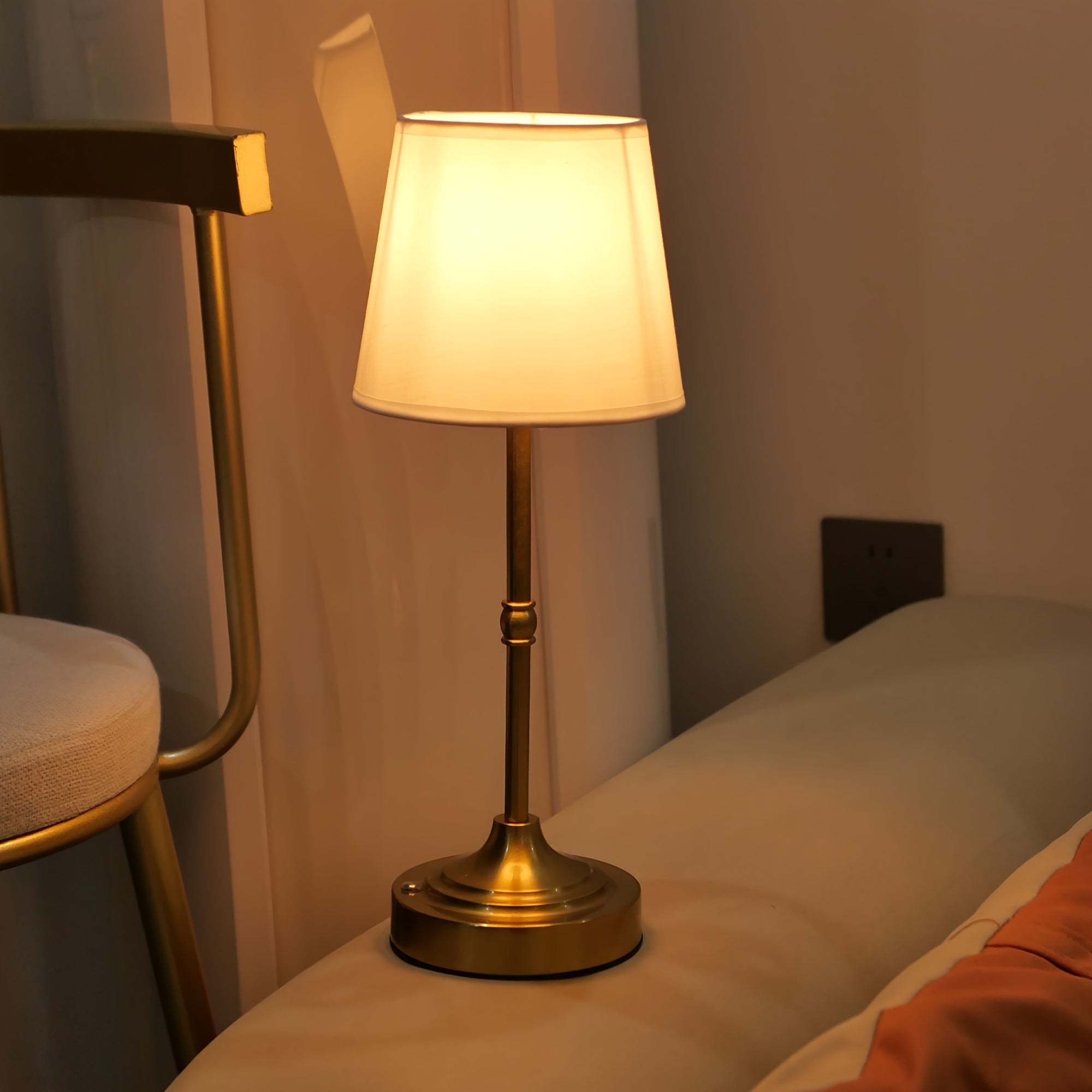 Sladdlös bordslampa med tygskärm