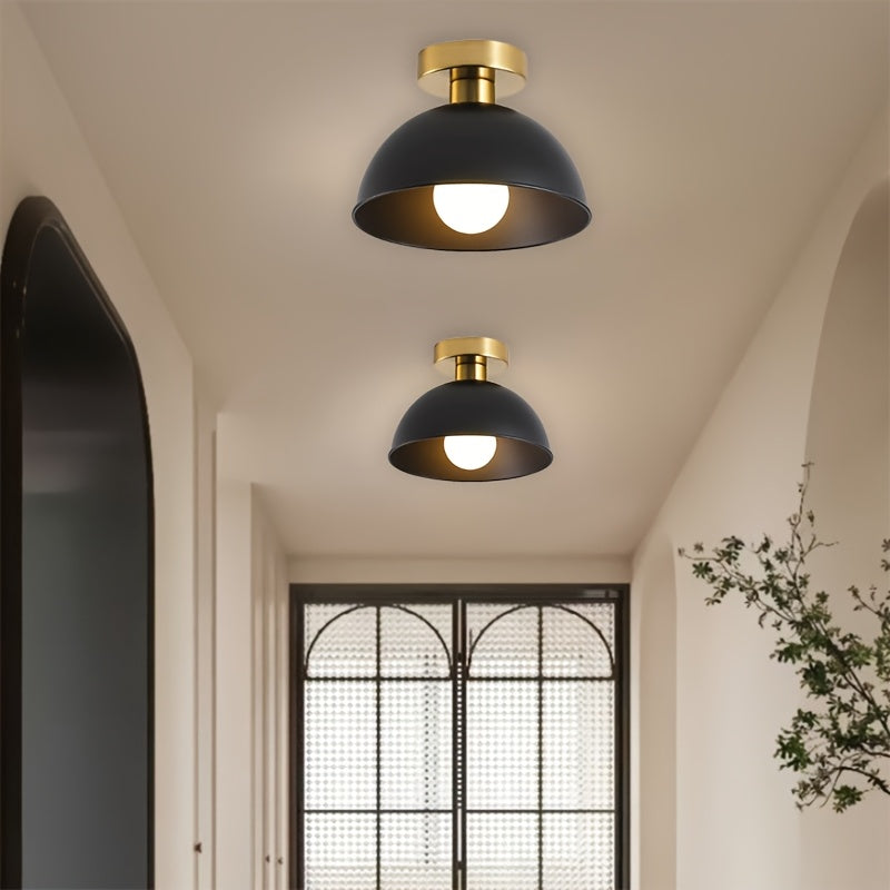 Plafond i matt metall med mässingsdetalj