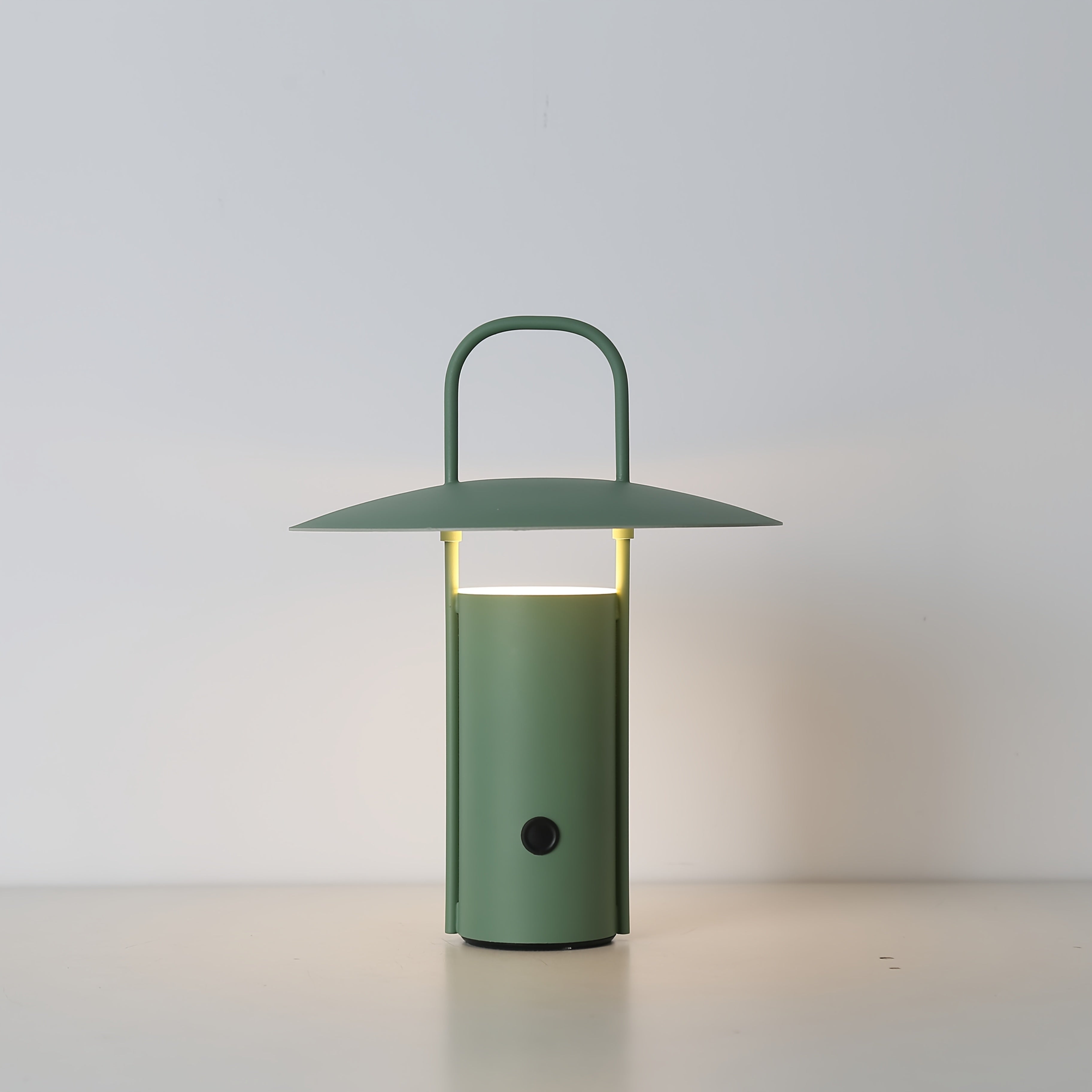 Sladdlös bordslampa i metall med touchkontroll