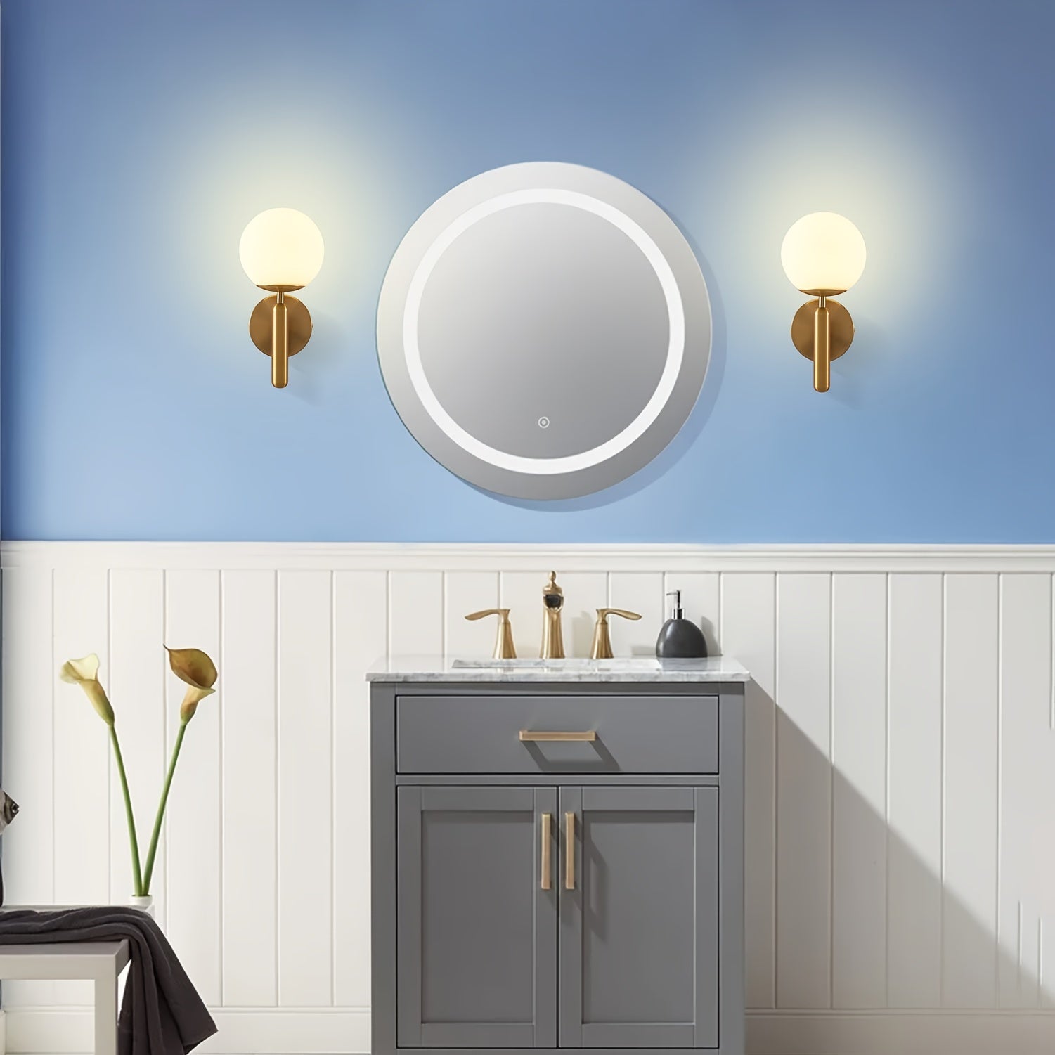 Vägglampa med rund glaskupa