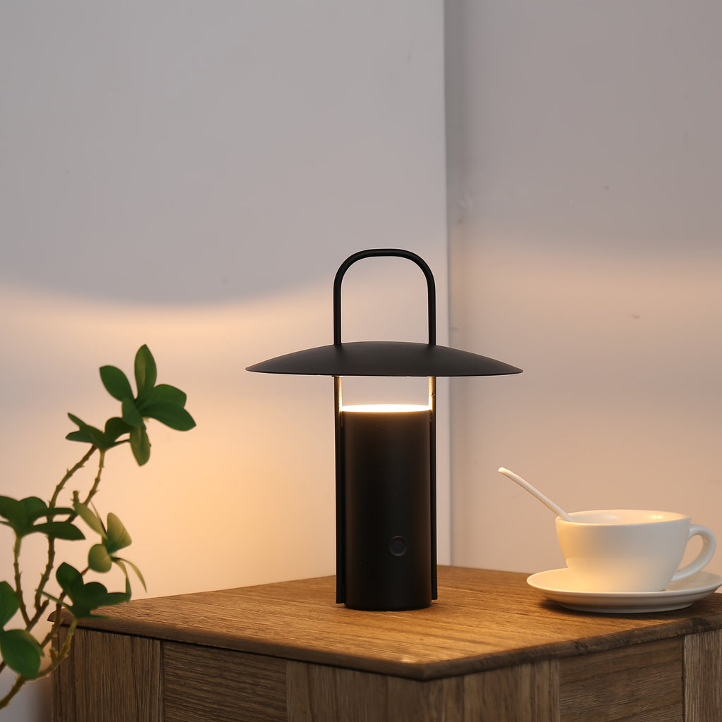 Sladdlös bordslampa i metall med touchkontroll