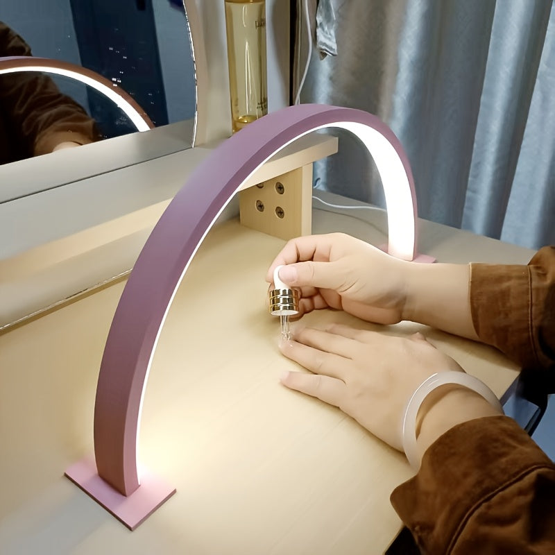 Skrivbordslampa i halvmåneform