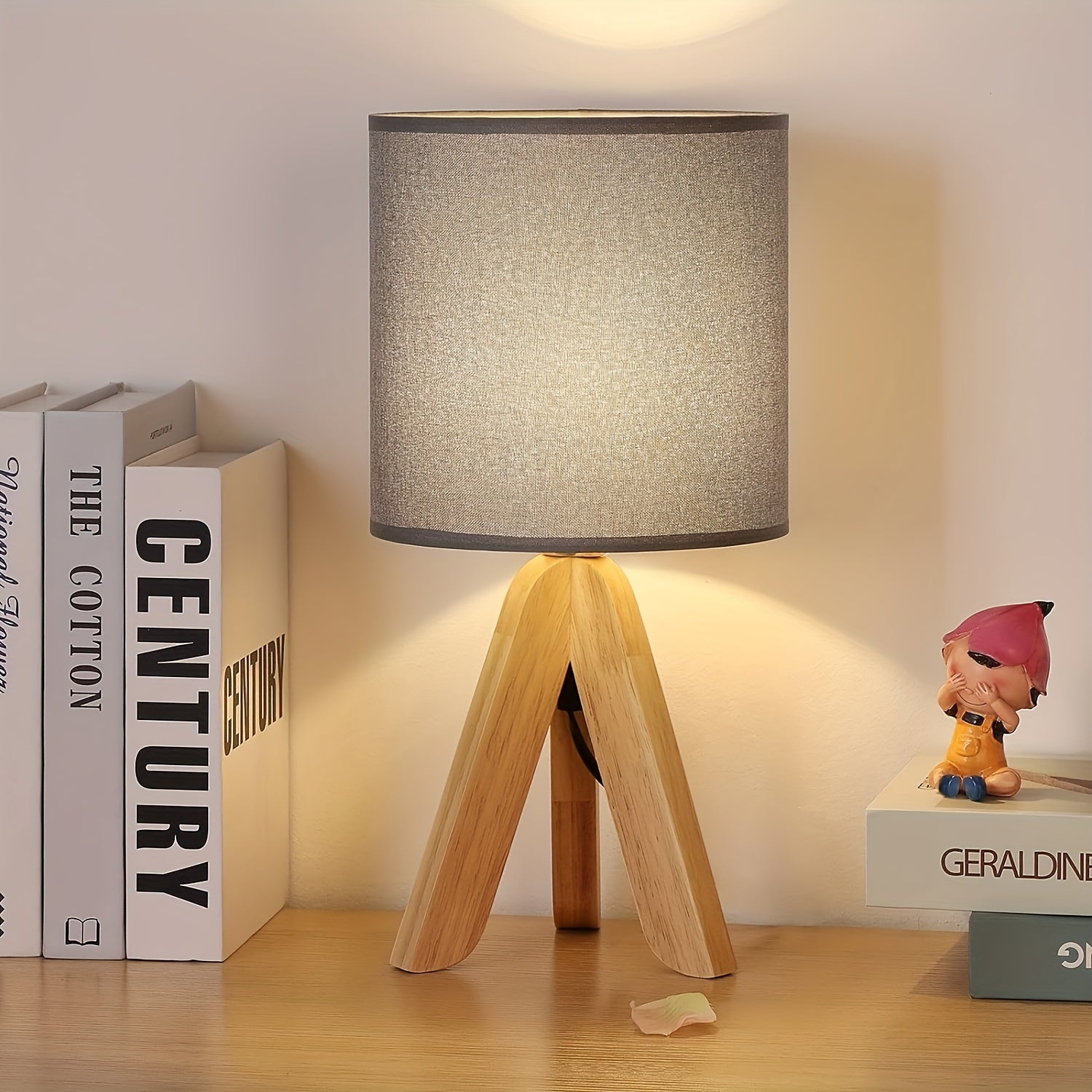Bordslampa med trästativ och tygskärm