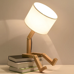 Bordslampa i trä med ställbara leder