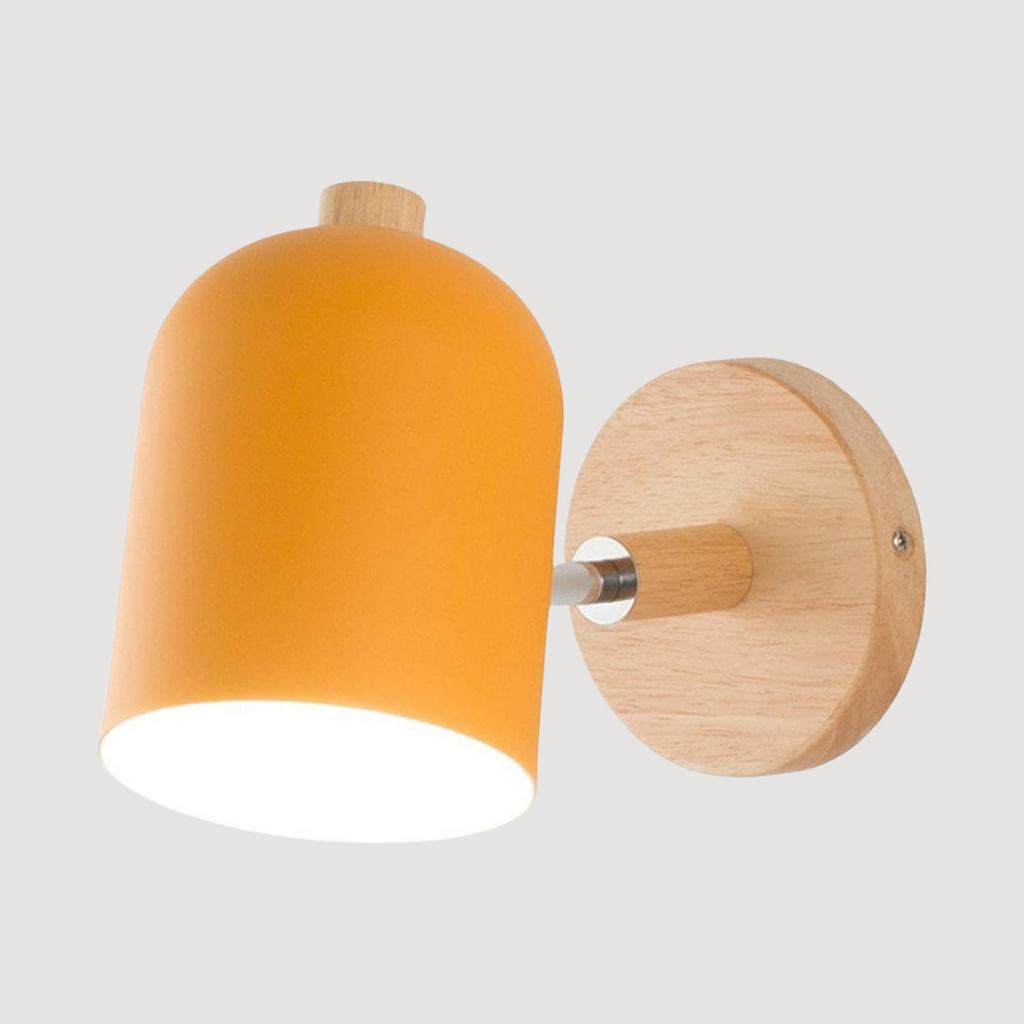 Vägglampa i trä med matt skärm