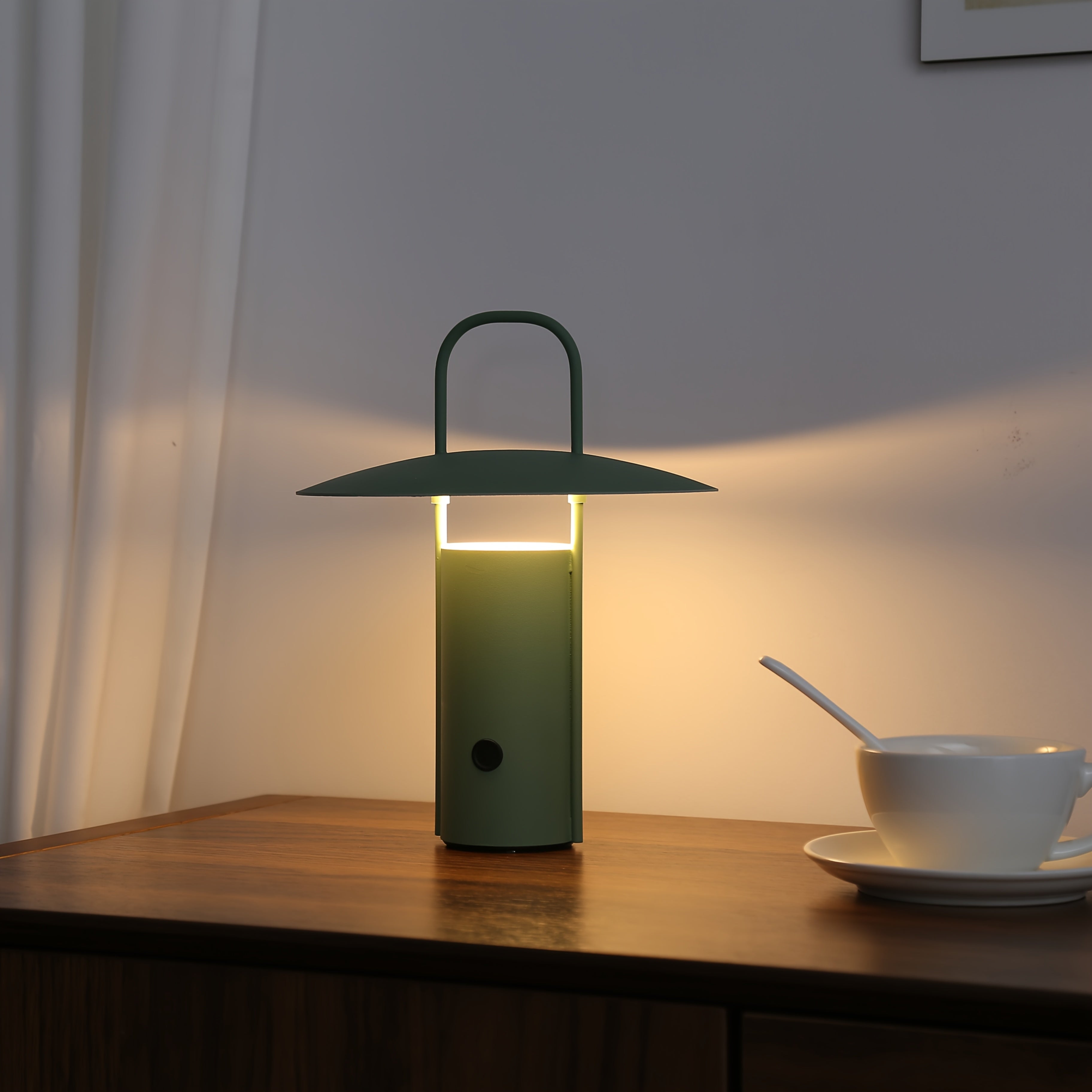 Sladdlös bordslampa i metall med touchkontroll