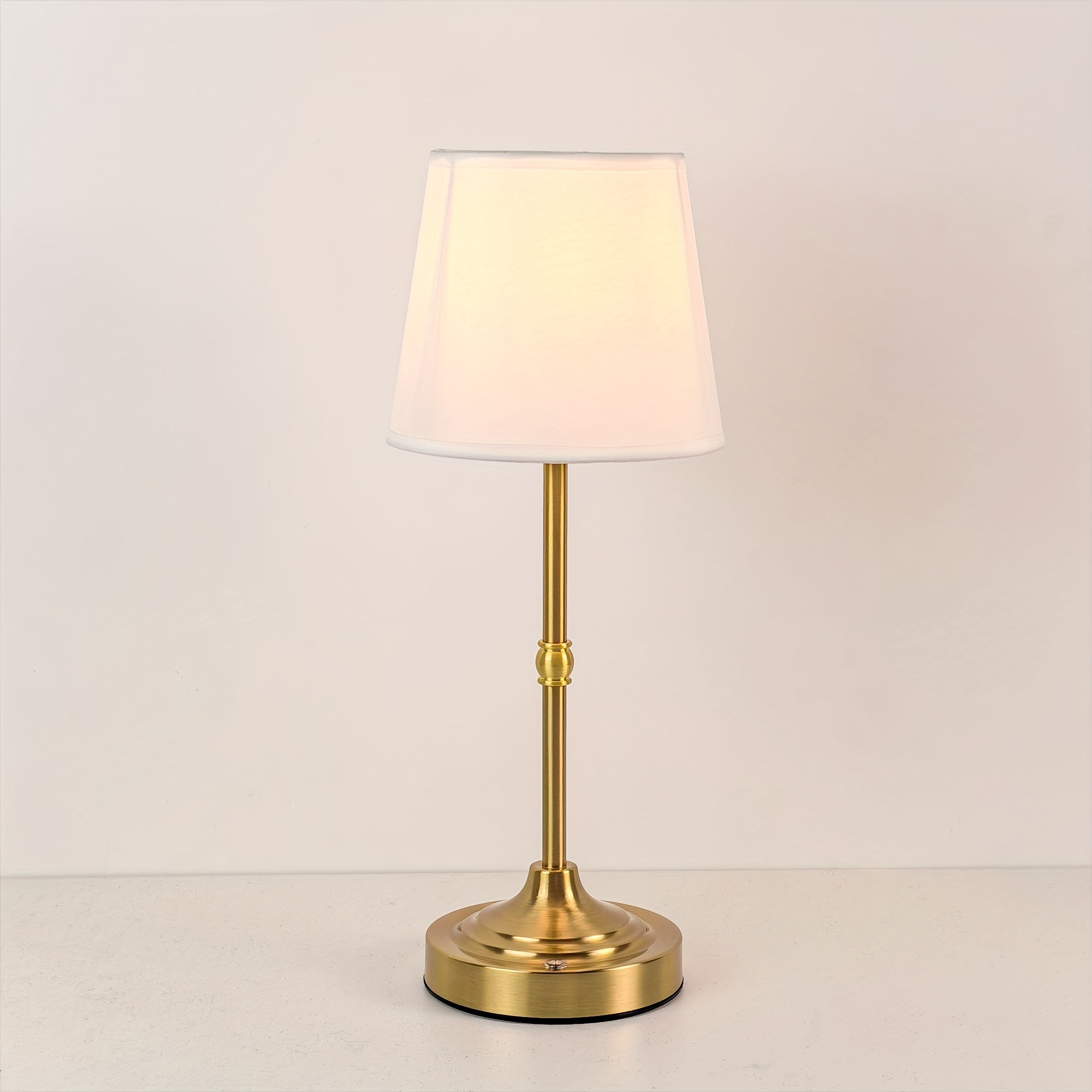 Sladdlös bordslampa med tygskärm