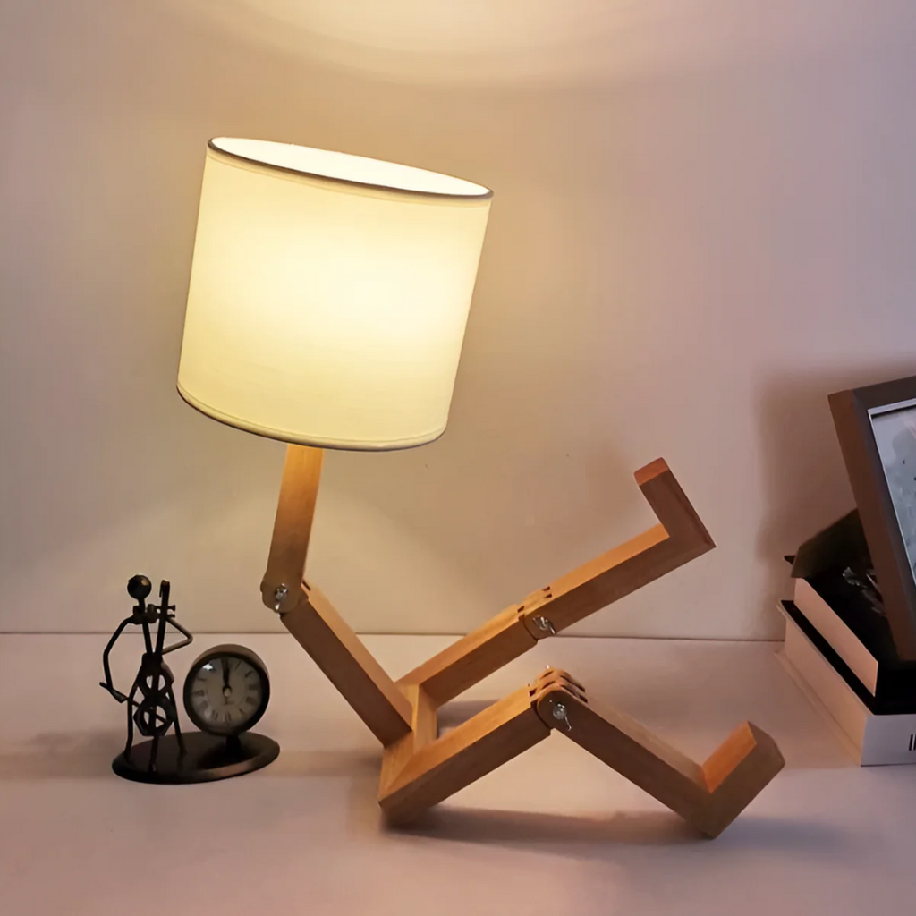 Bordslampa i trä med ställbara leder