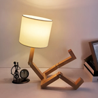 Bordslampa i trä med ställbara leder