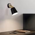 Vägglampa i metall med justerbar arm