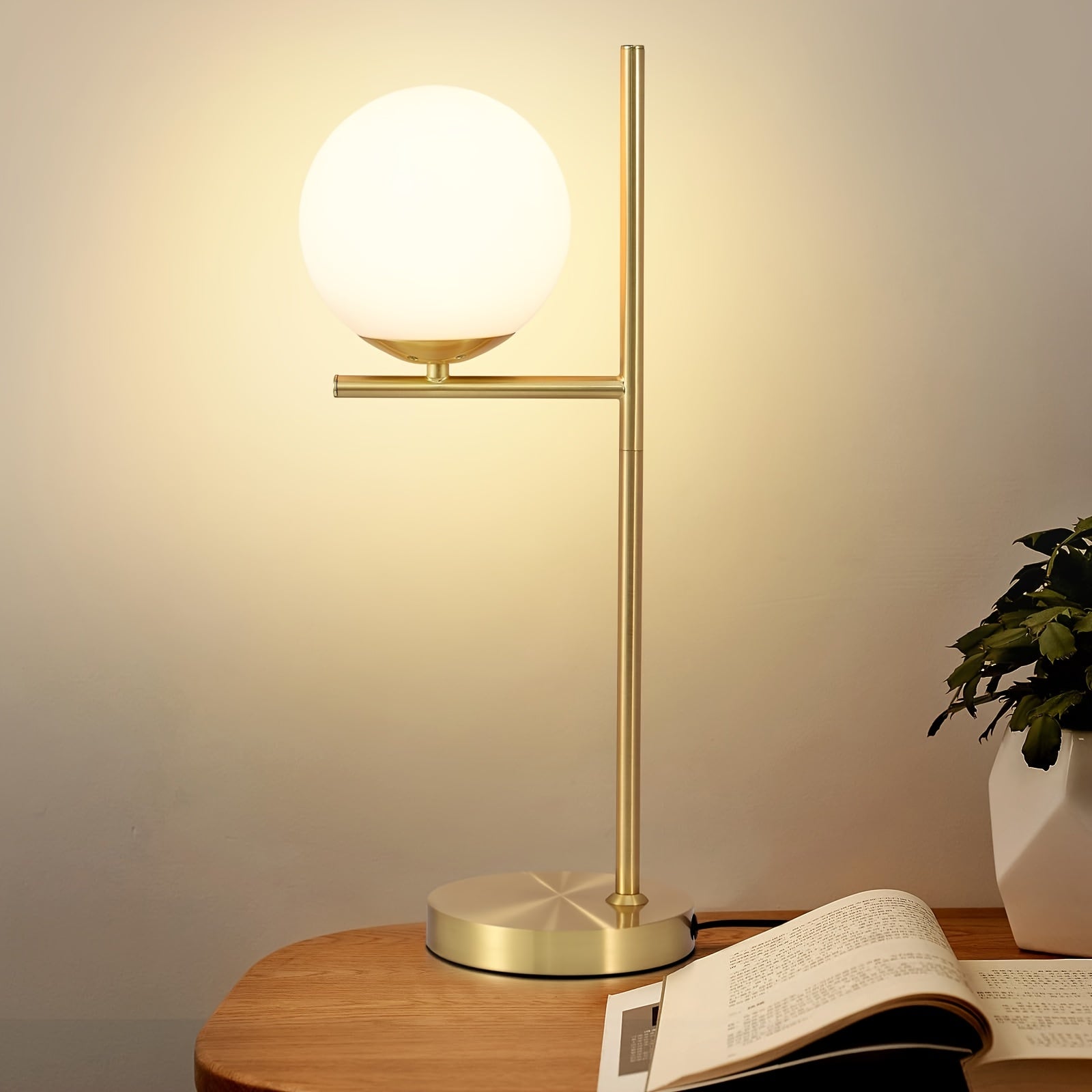 Bordslampa i mässing med vit glaskupa
