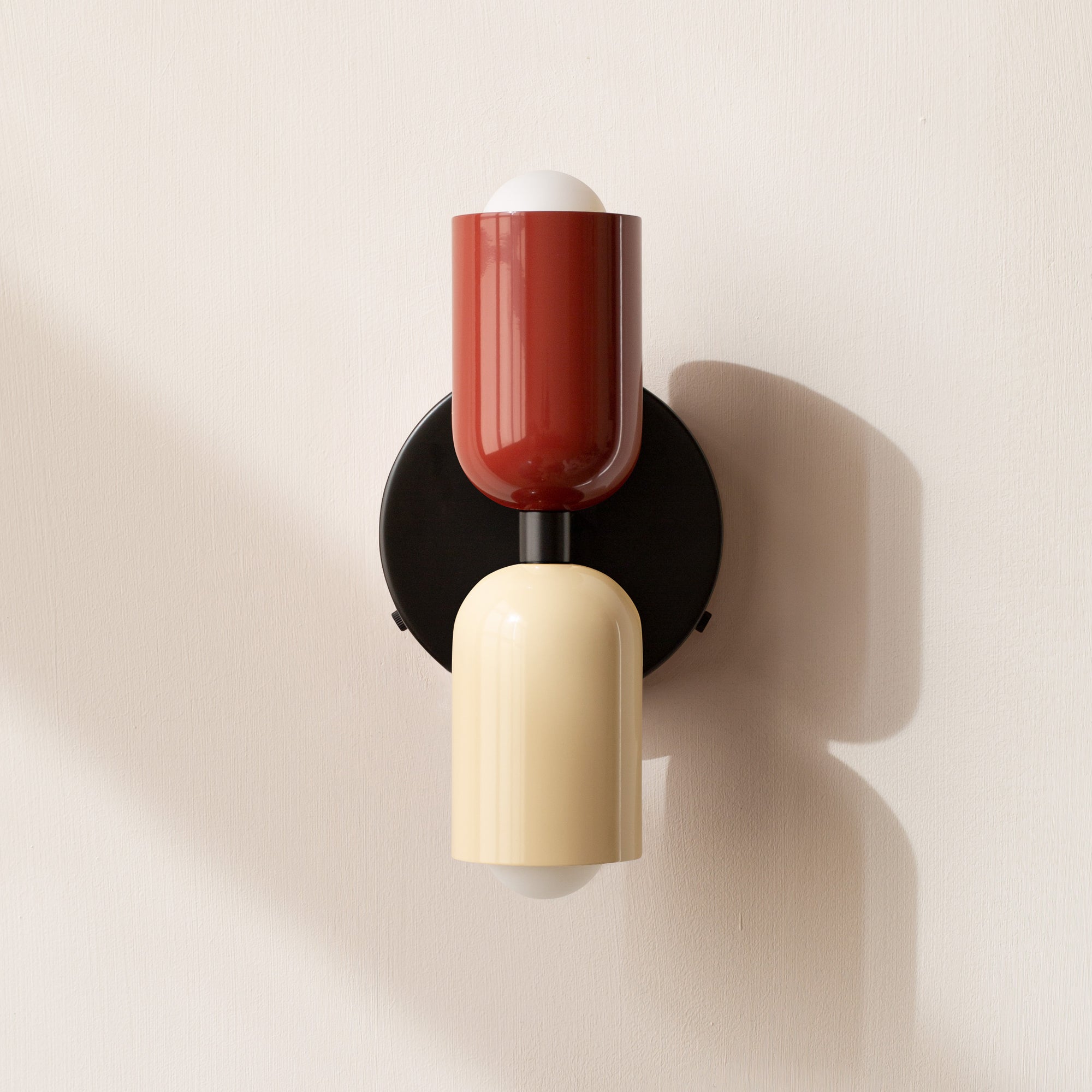 Vägglampa i macaronfärger