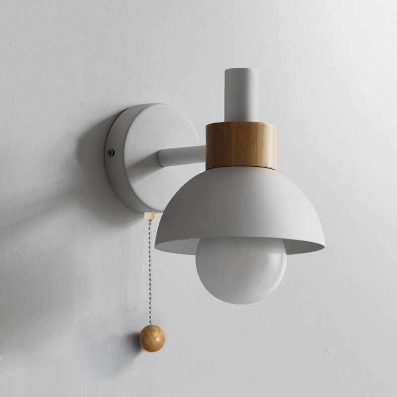 Vägglampa i metall med trädetalj