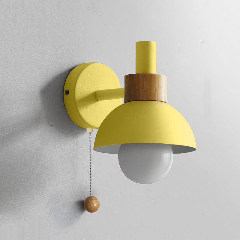 Vägglampa i metall med trädetalj