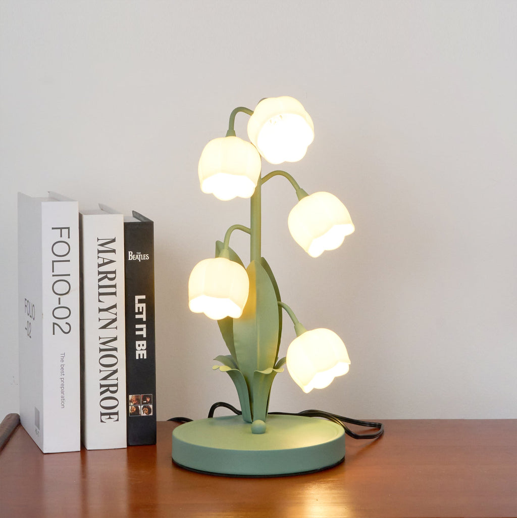 Bordslampa med blomformade skärmar