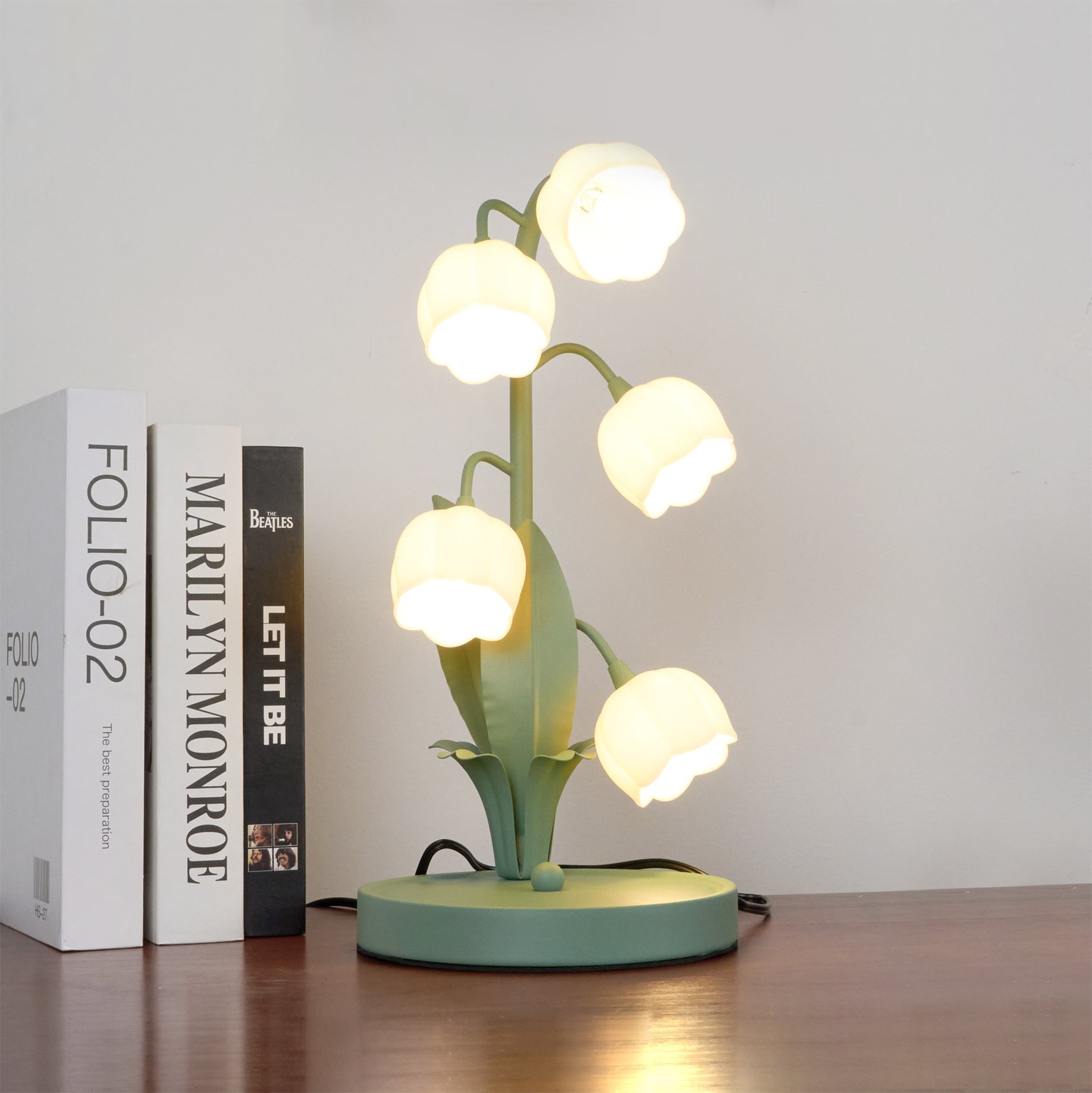 Bordslampa med blomformade skärmar