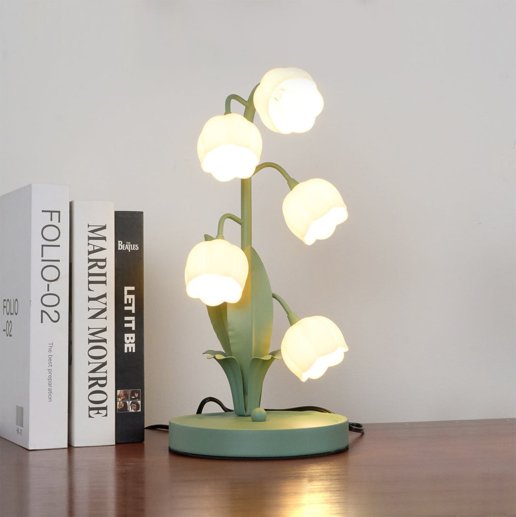 Bordslampa med blomformade skärmar