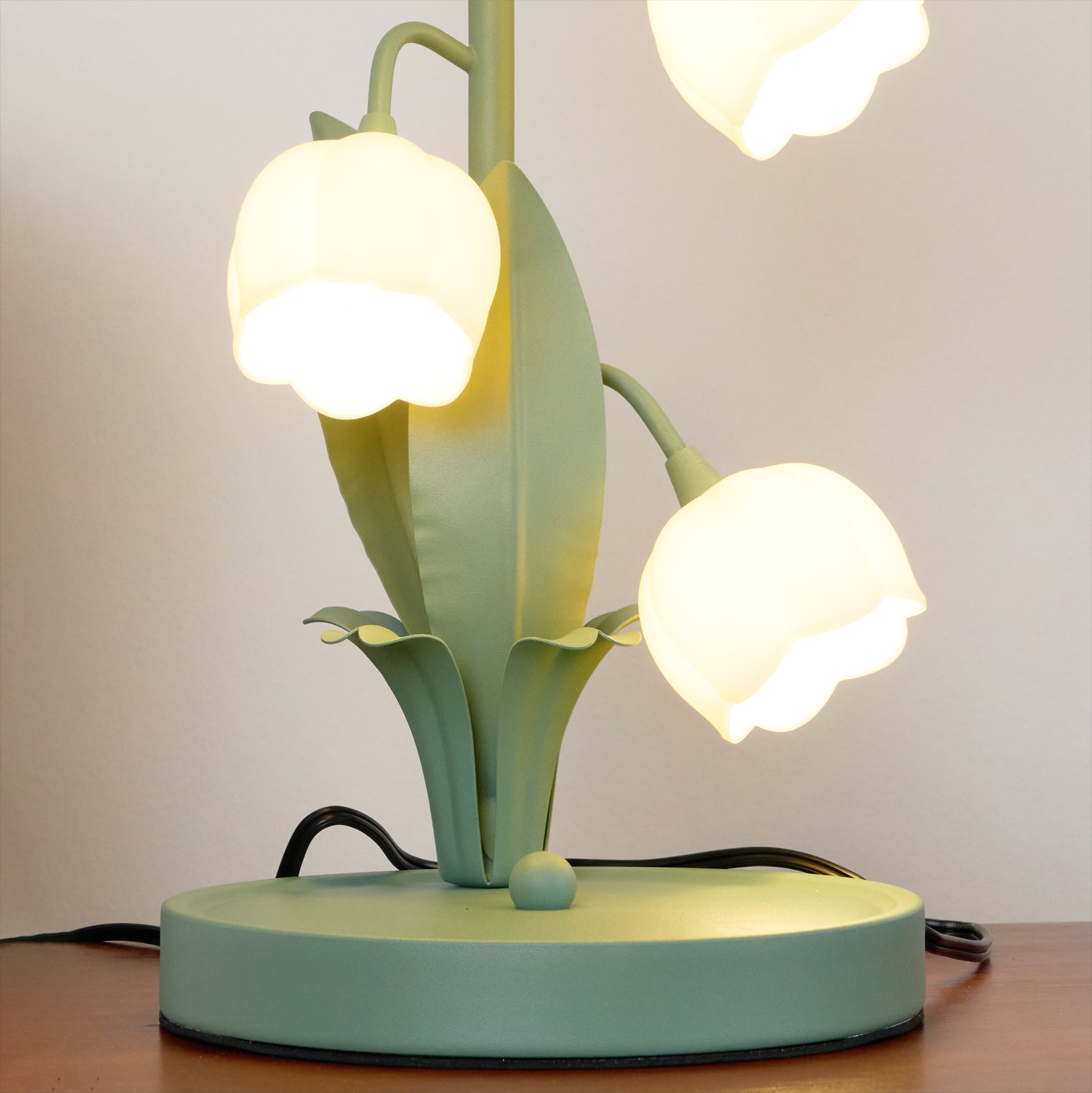 Bordslampa med blomformade skärmar