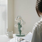 Bordslampa med blomformade skärmar