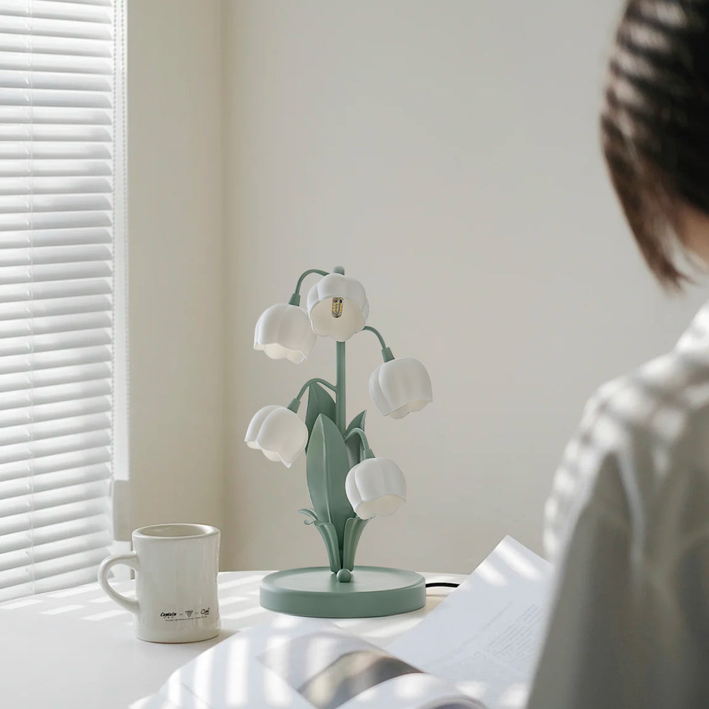 Bordslampa med blomformade skärmar