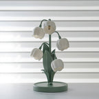 Bordslampa med blomformade skärmar