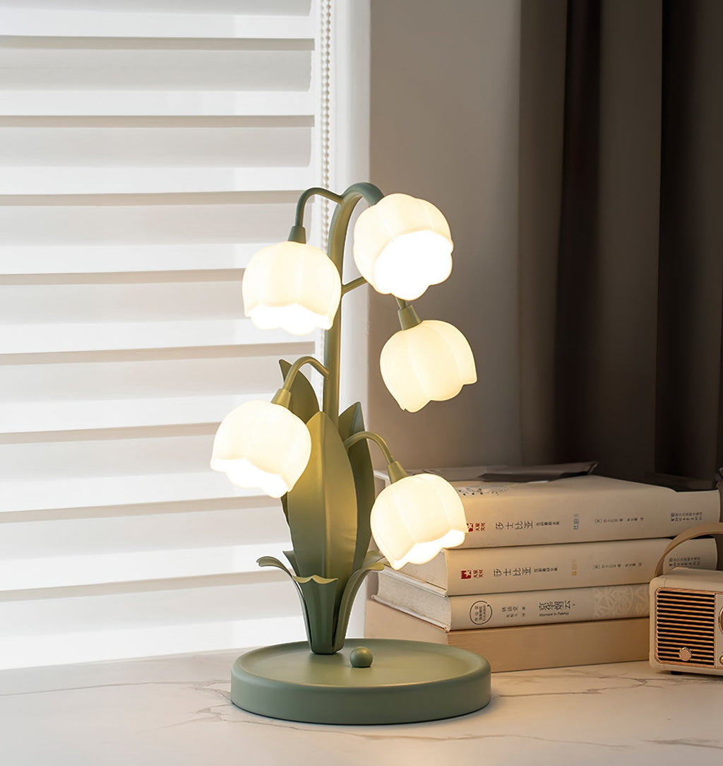 Bordslampa med blomformade skärmar