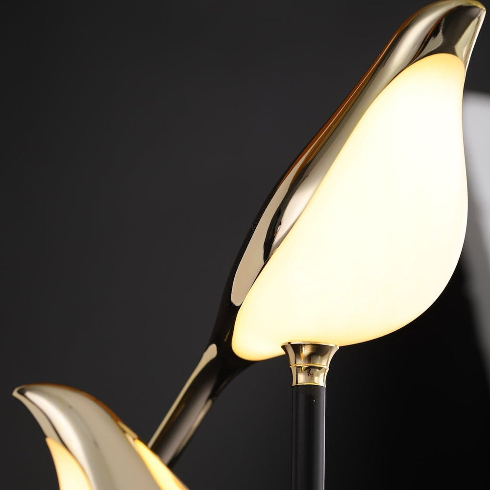 Vägglampa med fågelmotiv i guld