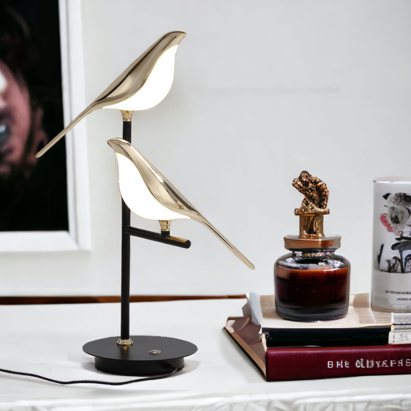 Vägglampa med fågelmotiv i guld