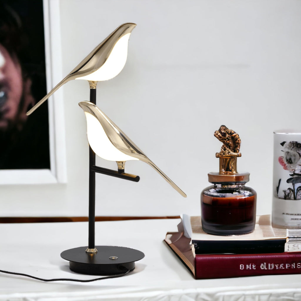 Vägglampa med fågelmotiv i guld