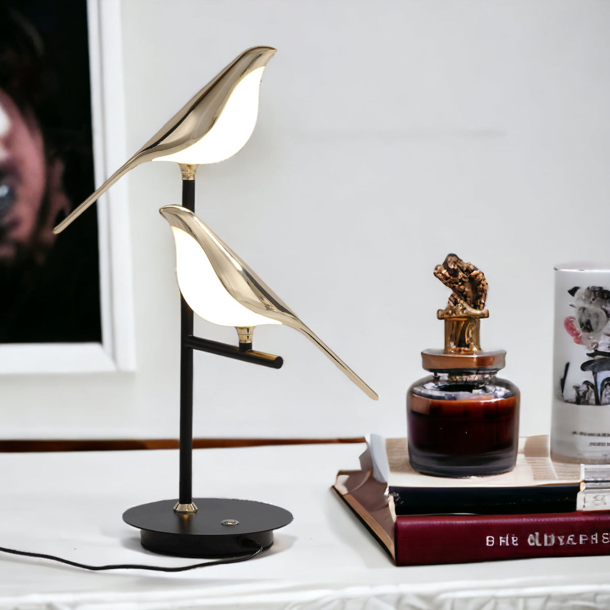Vägglampa med fågelmotiv i guld
