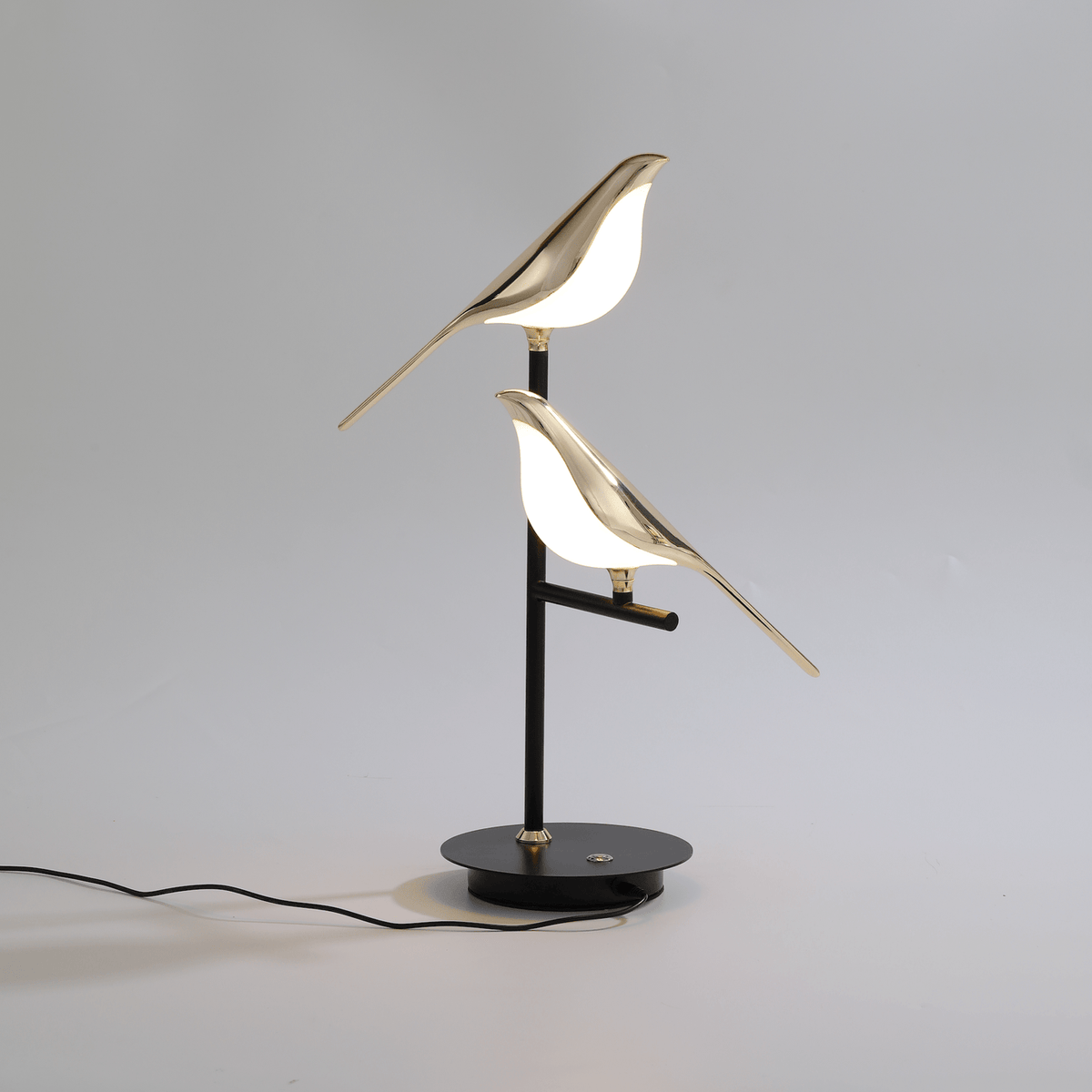 Vägglampa med fågelmotiv i guld