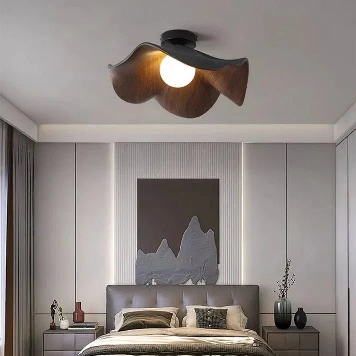 Plafond i lotusform med träfinish