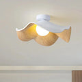 Plafond i lotusform med träfinish