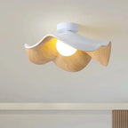 Plafond i lotusform med träfinish