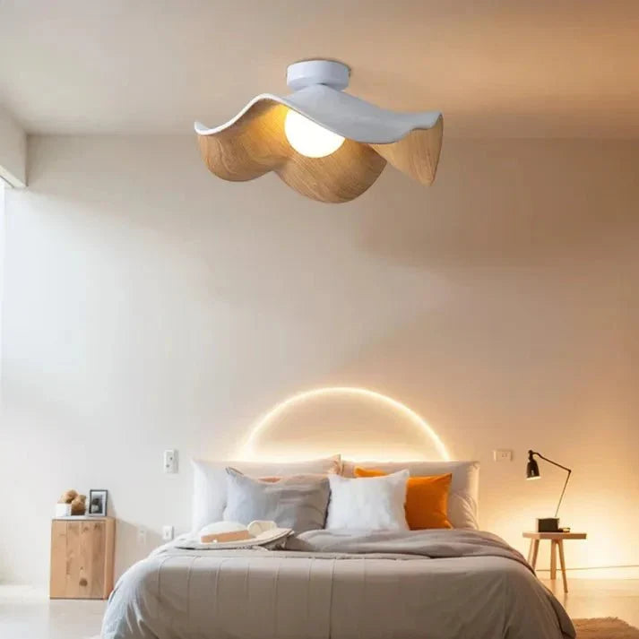 Plafond i lotusform med träfinish