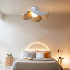 Plafond i lotusform med träfinish