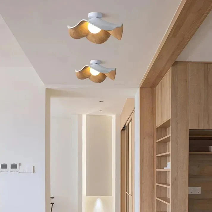 Plafond i lotusform med träfinish