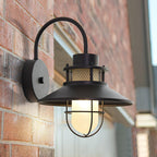 Utomhusvägglampa med galler i industristil