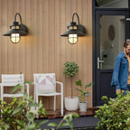 Utomhusvägglampa med galler i industristil