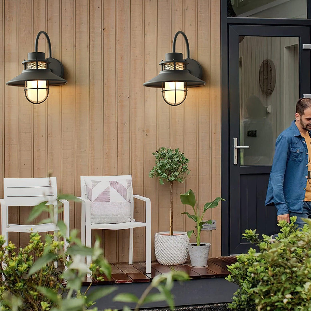 Utomhusvägglampa med galler i industristil