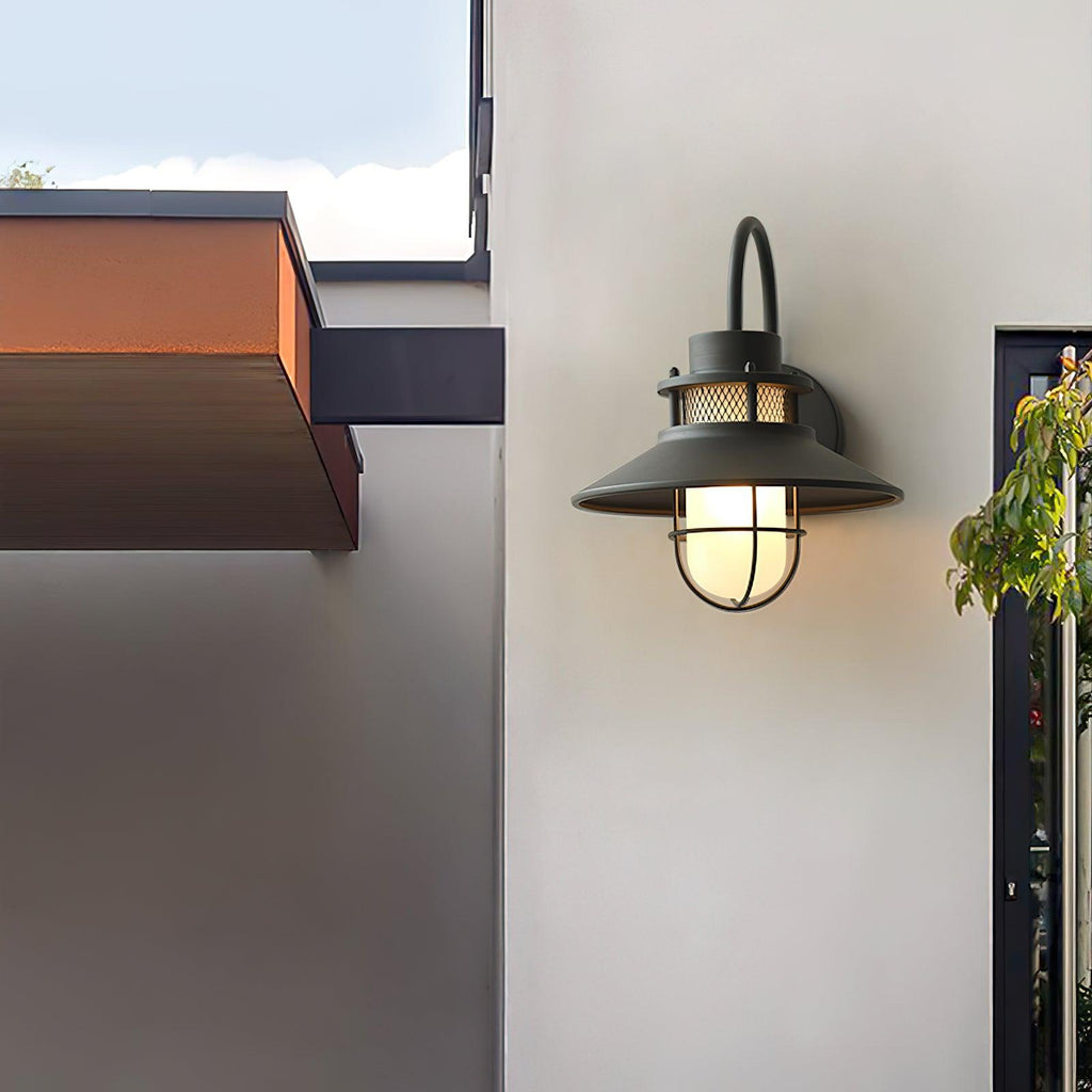 Utomhusvägglampa med galler i industristil