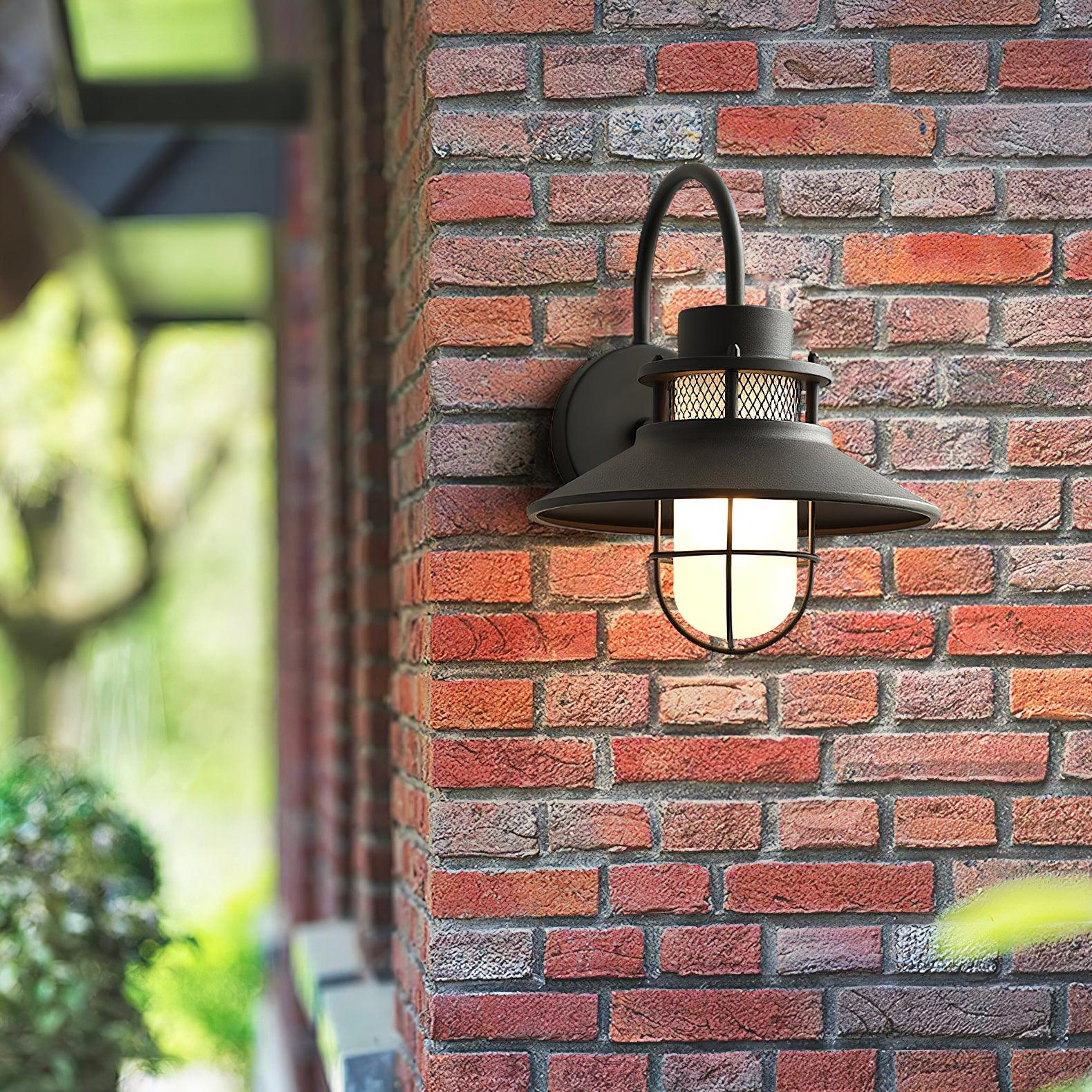 Utomhusvägglampa med galler i industristil