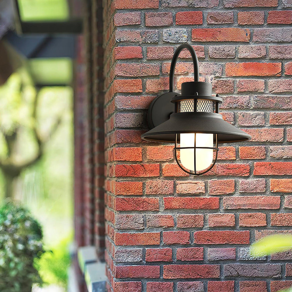Utomhusvägglampa med galler i industristil